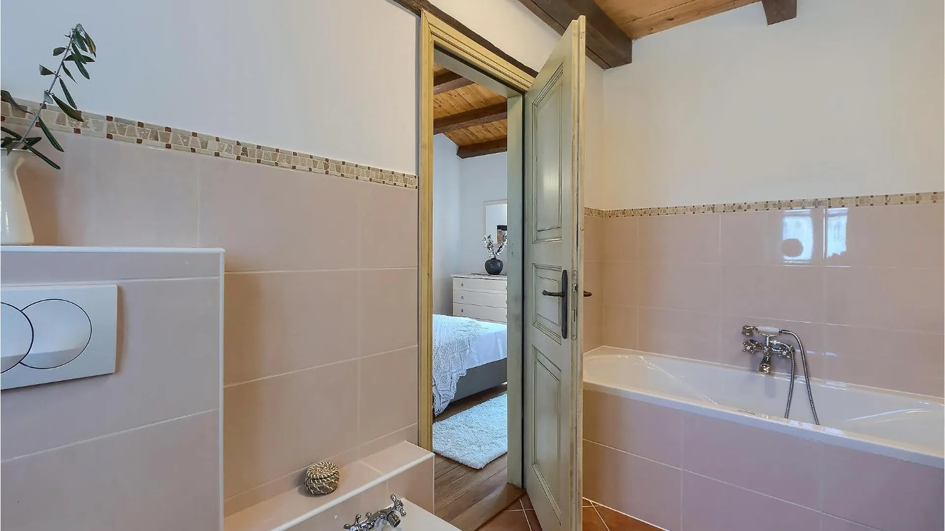 Lovely Home In Muntrilj With Wifi 0*,