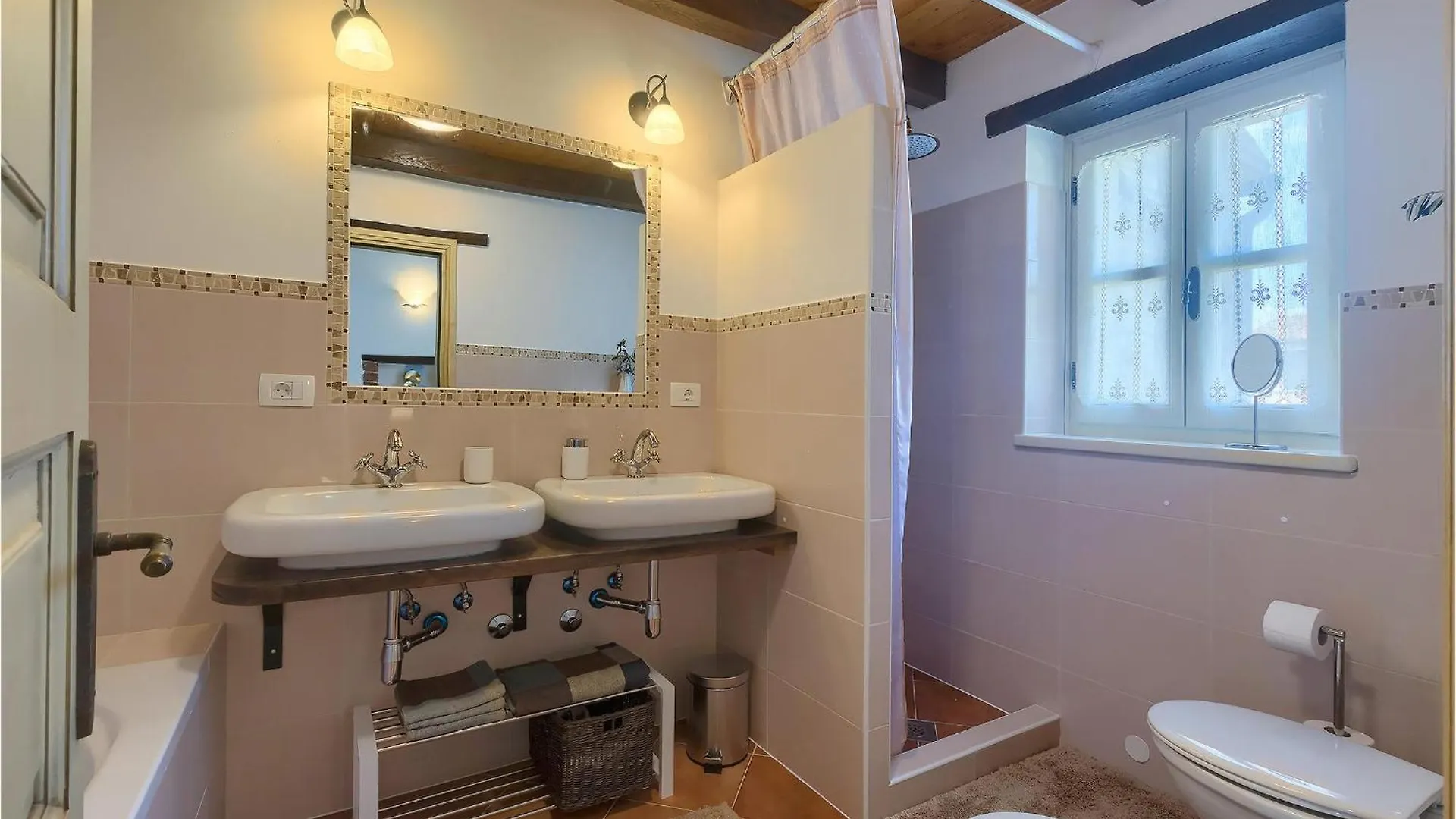 Lovely Home In Muntrilj With Wifi